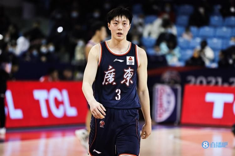董若琳一路上都很兴奋，在叶辰的身边不断的寻找着话题。